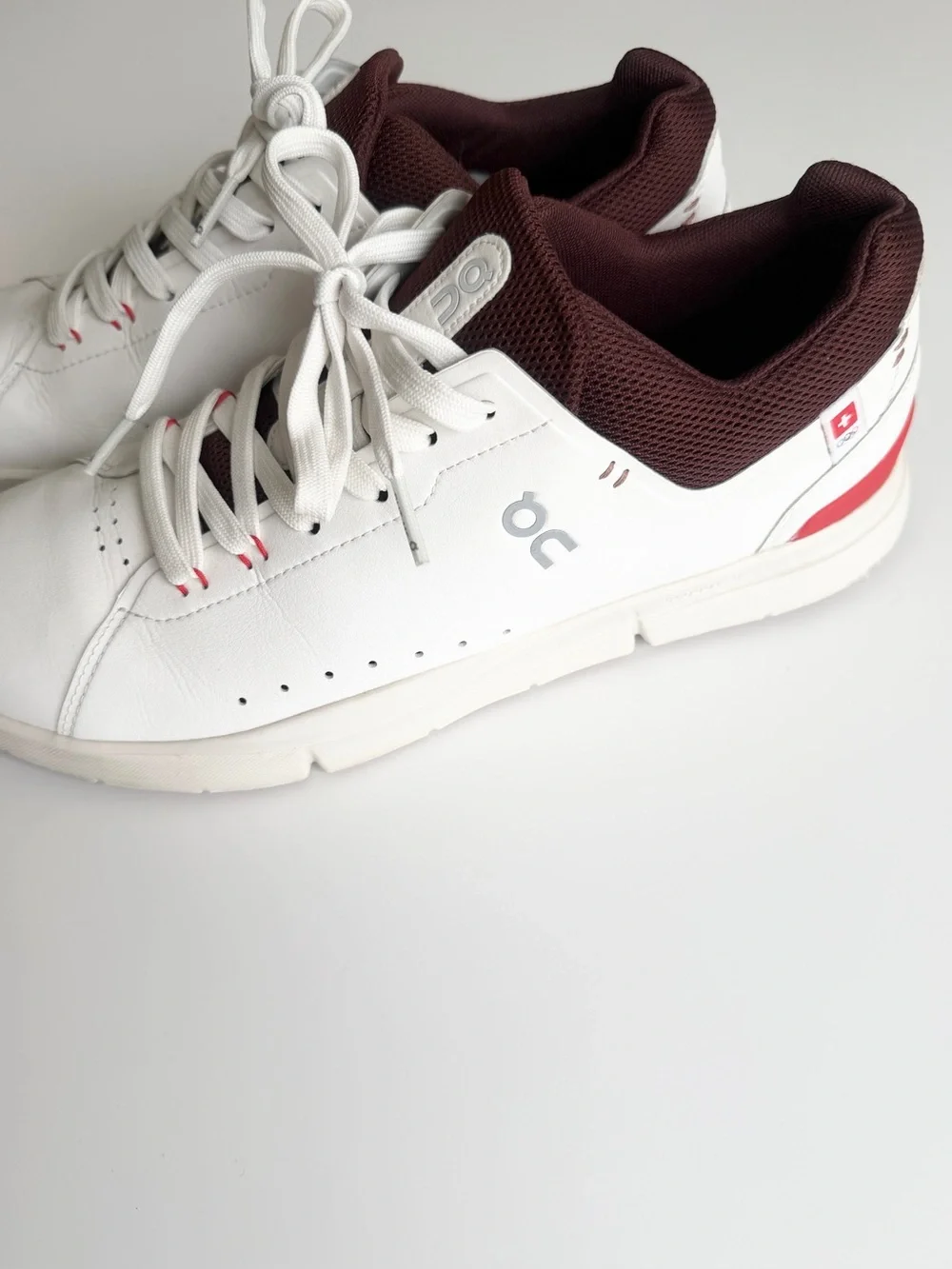 On Cloud SIZE 9.5 The Roger Advantage sneakers in white / mulberry